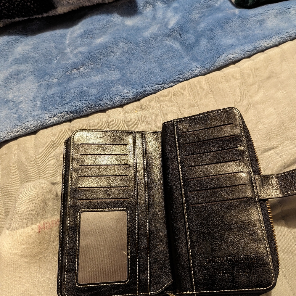 Wallet lots of pockets and is brand new